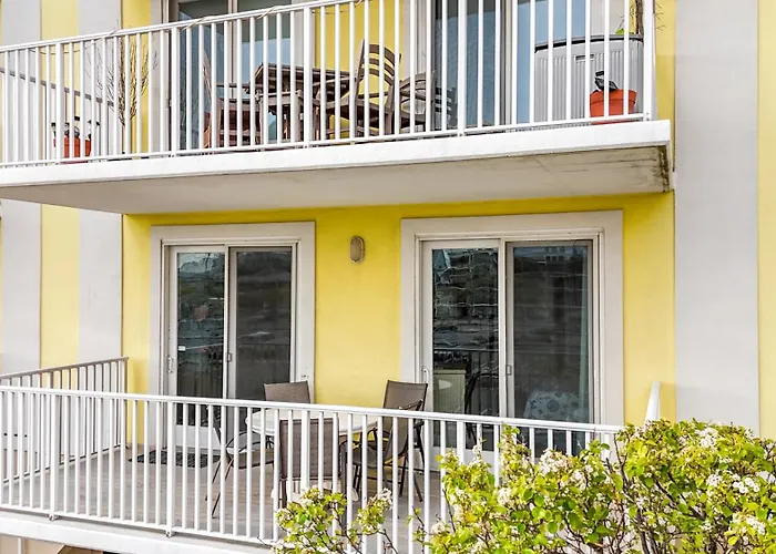 Spacious 3-bedroom, 3-bathroom In Ocean With And Bay Views Ferienhaus